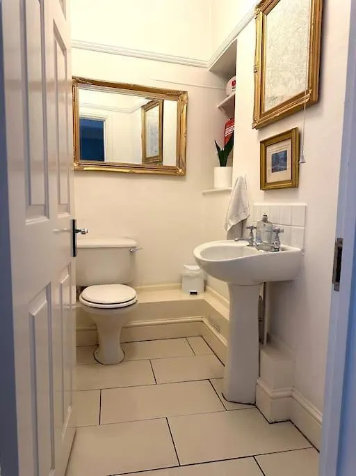 Beautiful & Vast Central Apartment Free Parking Cheltenham