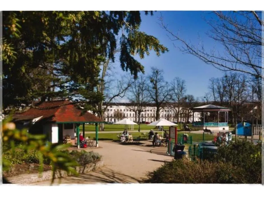Beautiful & Vast Central Apartment Free Parking Cheltenham United Kingdom