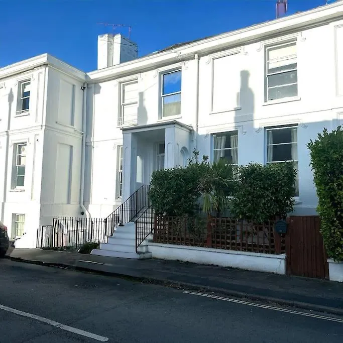 Beautiful & Vast Central Apartment Free Parking Cheltenham