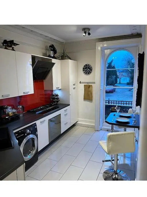 Beautiful & Vast Central Apartment Free Parking Cheltenham