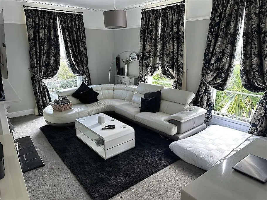 Beautiful & Vast Central Apartment Free Parking Cheltenham