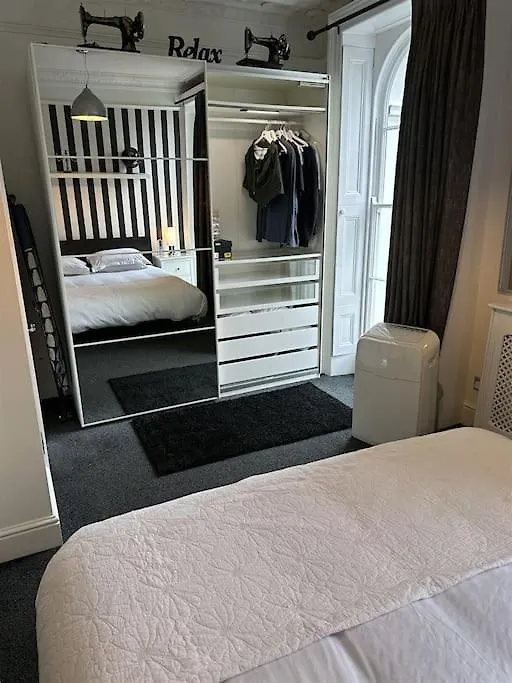 Beautiful & Vast Central Apartment Free Parking Cheltenham