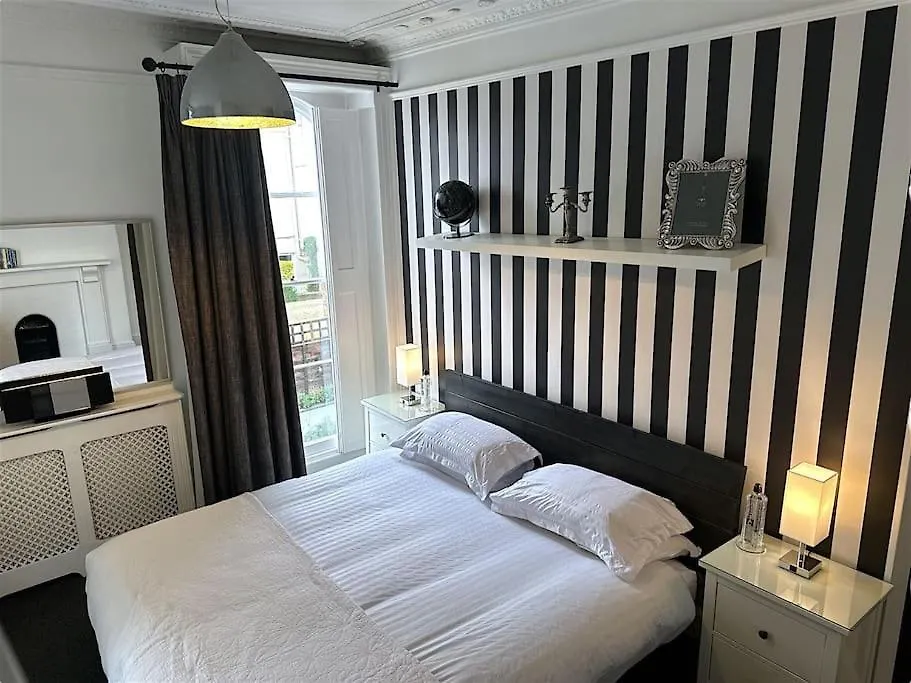 Beautiful & Vast Central Apartment Free Parking Cheltenham