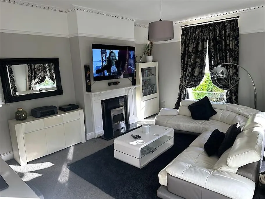 Beautiful & Vast Central Apartment Free Parking Cheltenham