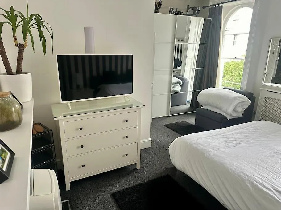 Beautiful & Vast Central Apartment Free Parking Cheltenham 0*,
